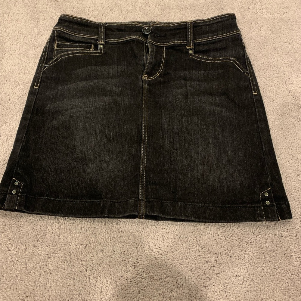 Brand: White House Black Market Size: 2